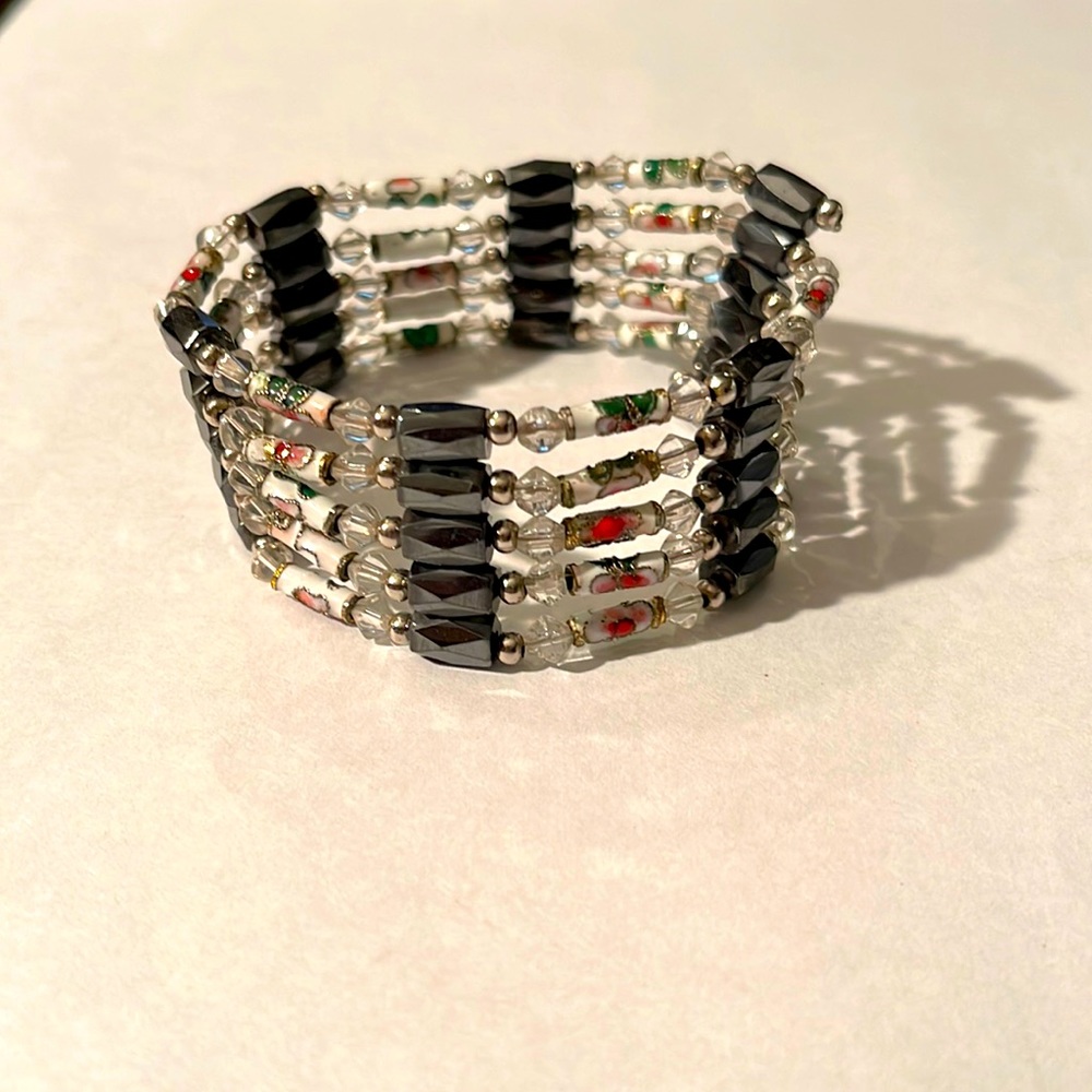 Magnetic black and white beads for necklace and/or bracelet